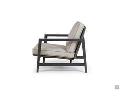 Die Seitenansicht des Halley-Sessels zeigt die Besonderheit der starren, lederbezogenen Schale, die die weichen Kissen trägt