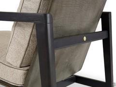 Detail des schwarzen Eichenholzrahmens und der Ghost-Lederrückenlehne