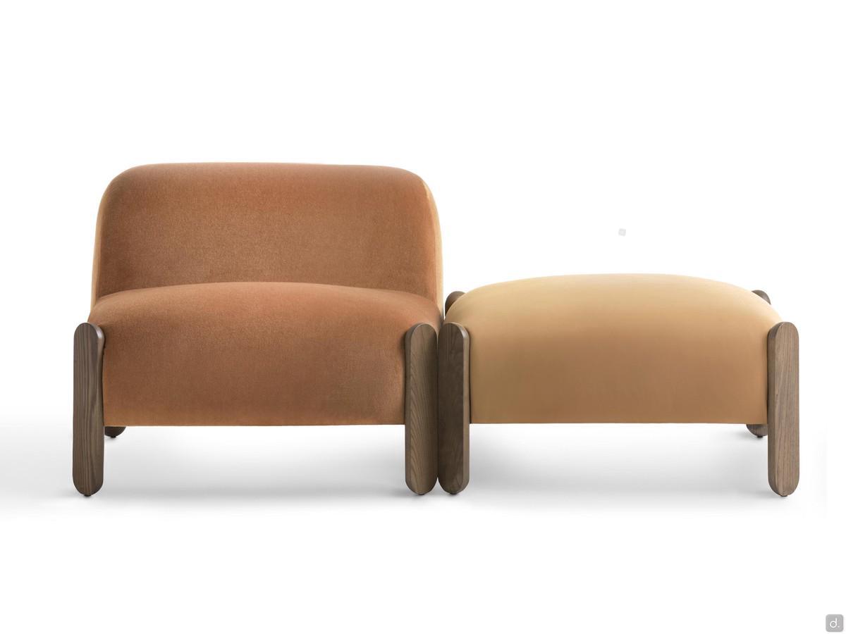 Niedriger Sessel für das Schlafzimmer Myla Lounge – Beine aus Eschenholz, gebeizt oder lackiert mit offener Porenstruktur, Bezug aus Stoff, Samt, Kunstleder oder Leder. Passender Hocker separat erhältlich.