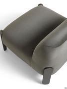 Die weichen und großzügigen Formen garantieren hohen Sitzkomfort, der auch dank der fehlenden seitlichen Armlehnen voll ausgeschöpft werden kann.