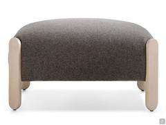 Der Myla Lounge Hocker kann passend zum Myla Sessel konfiguriert oder in Material und Ausführung darauf abgestimmt werden.