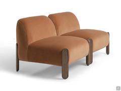 Sessel Myla Lounge mit weicher Polsterung, breiter Sitzfläche und großzügigen Proportionen. Der flache Teil der Beine aus Eschenholz ist das gemeinsame Element der Myla-Familie.