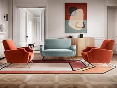 Sessel Eleanor mit einer Breite von 84 cm, passendes Sofa mit einer Breite von 142 cm. Ein Ambiente, das zum Plaudern und Entspannen einlädt und mit einem Hocker ergänzt werden kann.