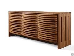 Seki Sideboard mit 3 geschwungenen Türen aus natürlichem Walnussholz