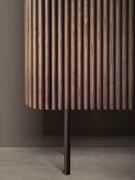 Elegantes Sideboard aus Savannah-Esche mit schlankem, lackiertem Metalluntergestell