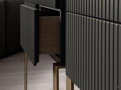 Seitenansicht der Schublade, deren Vorderseite bündig mit dem inneren Boden bearbeitet ist, um das Öffnen zu erleichtern (Ausführung der Innenausstattung in Melamin Alpha T77 nicht verfügbar)