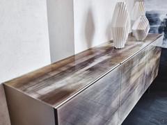Draufsicht auf das mit CrystalArt CY02 dekorierte Glas, das zu den Türen passt