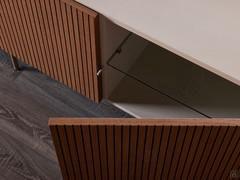 Innenansicht eines der Fächer mit Flügeltüren, ausgestattet mit einem Zwischenboden aus transparentem Glas 