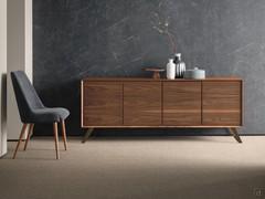 Merida viertüriges Sideboard aus Nussbaumfurnier, mit hohem Metallsockel