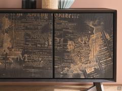 Detail der Lasergravur, eine exklusive Ausführung, die aus einer vollständig mit Holz verkleideten Ergänzung besteht. Nur in der Version 197,5 cm mit 4 Flügeltüren erhältlich