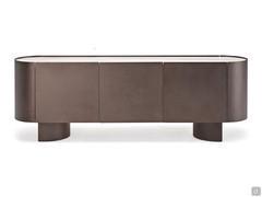 Die geschwungenen Formen der Seiten des Sideboards werden in den Füßen harmonisch aufgegriffen