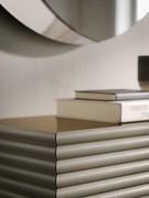 Zoom auf die durch Fräsungen entstandenen Leisten. Die Leisten treffen sich an den vorderen Ecken im 45°-Winkel und veredeln sowohl die Vorder- als auch die Seitenränder.