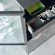 Detailbild des Rahmens der Türen und der innenliegenden, optionalen Schublade