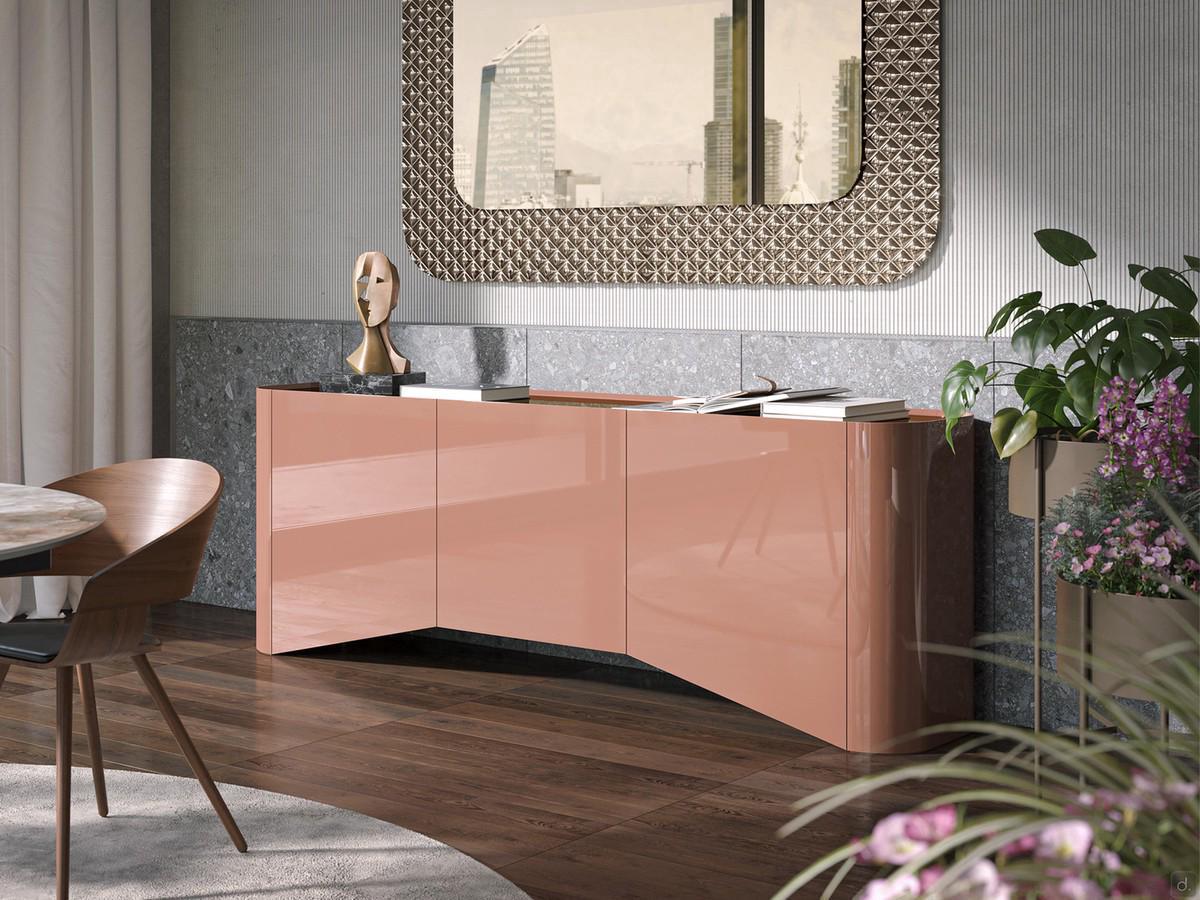 Sideboard Sally mit abgerundeten Kanten, Türen und Seitenwänden in Hochglanzlack, gezeigt in einem Wohnzimmer in Kombination mit Einrichtungsgegenständen aus derselben Kollektion.