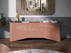 Frontansicht des Sideboards Sally, abgebildet in der Version mit einer Platte aus bronzefarbenem Spiegelglas, passend zu einem imposanten Wandspiegel. 