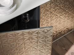 Detailansicht der Türen mit Blumenmotiven und der Innenausstattung in schwarz Melamin