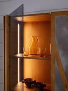 Cordoba-Vitrine mit optionaler LED-Innenbeleuchtung, vertikal in die linke Seite eingefräst (die durch die Glastüren geschlossene Seite)