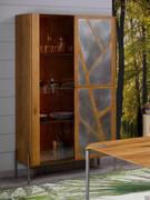 Vitrine Cordoba und Tisch Belem (teilweise im Vordergrund zu sehen), beide in Vintage-Eiche und oxidiertem Metalldekor gestaltet