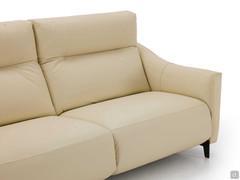 PradoDetail des Sofasitzes, mit verstellbarer Kopfstütze und geformten Armlehnen