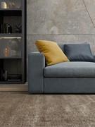 Detail der niedrigen und breiten Armlehne des Sofas Hyeres