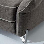 Detailbild der hohen Füße aus verchromtem Metall von Icaro Sofa