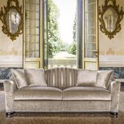 Rodomonte-Sofa mit zentraler Rückenlehne aus gestreiftem Stoff