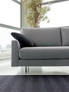 Detail des Sofas Harold mit hohen verchromten Stahlbügelfüßen