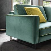 Detailansicht der Schlitten-Füßen in glänzendem Carbon-Look