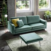 3-Sitzer-Sofa Oakland in linearer Ausführung, kombiniert mit dem Hocker Bruxelles