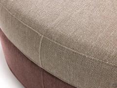 RavelDetail der Nähte auf den Sitzpolstern des Sofas, hier zweifarbig mit Tobago-Stoffbezug vorgeschlagen