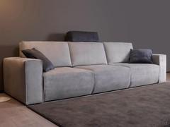 Lineares Sofa Attitude mit ausziehbarem Sitz in dreisitziger Ausführung, optional mit Kopfstütze in der Mitte