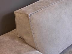 Detail des Skat-Stoffes col120, eine der vielen Alternativen, mit denen Sie Ihr Attitude-Sofa polstern und personalisieren können