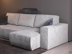 Sofa Attitude mit ausziehbarem Sitz und breiten, rechteckigen Armlehnen, hier mit einem Bezug aus dem Stoff Skat col.120