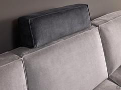 Detail der optionalen Kopfstütze, die passend zum Sofa gepolstert oder in Kontrastfarben erhältlich ist