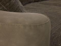 Detail der Armlehne, die eine natürliche Fortsetzung der geschwungenen Rückenlehne des Sofas Cancun ist