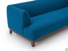 Goya-Sofa mit geformter Armlehne, die mit der Rückenlehne verschmolzen ist, und spezieller sichtbarer Step-Naht