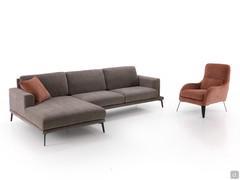 Wohnzimmer mit dem Sofa Agadir und dem Sessel Mabel, gepolstert mit dem Stoff Nuvole, der sehr praktisch ist, da er wasser- und schmutzabweisend ist