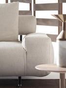 Detail der niedrigen und breiten Armlehne des modernen Sofas Shirley