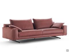 Detail des Sofas Arren, bezogen mit Naturleder und hohen Metallfüßen