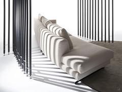 Detail des 3-Sitzer-Sofas Arren, das in einer offenen, schrägen Halbinsel endet 