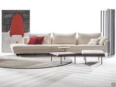 Das Sofa Arren wird hier in einer Komposition mit einer schrägen Halbinsel auf der einen Seite und einem Endstück mit Armlehne auf der anderen Seite vorgeschlagen