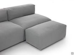 Beispiel für die Positionierung des 50 x 100 cm großen Seitenpuffs, hier als Fußstütze verwendet