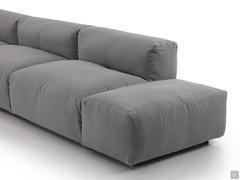 Detail der Seite des Sofas, die mit einer Ottomane abschließt und den Sitz "offen" lässt.