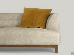 Detail der Vorderansicht, das die harmonischen und gut durchdachten Proportionen eines Sofas mit einem raffinierten und eleganten Design zeigt