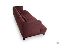 Ansicht von oben, die die Verarbeitung entlang des Profils der Rückenlehne und der Armlehnen zeigt