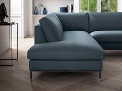 Detailansicht der Chaiselongue des Sofas Merlin, erhältlich in drei Größen oder als Eck-Meridienne mit einer Tiefe von 230 cm.