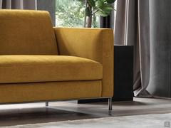 Geradliniges Sofa Merlin mit 14 cm hohem Metallgestell, anthrazit lackiert und mit verchromten Endstücken