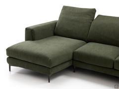 Detail der Chaiselongue auf dem Foster-Sofa, auf der man die Beine ausstrecken und den Nacken auf der erhöhten Rückenlehne ausruhen kann