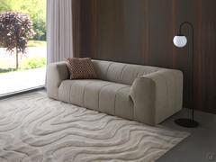 Empire Steppsofa in linearer 240 cm Version, mit charakteristischen großzügigen 44 cm Armlehnen