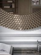 Detailansicht des mit Nieten verzierten Rahmens aus bronziertem Glas „in Tropfenform“